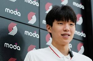 媒体人：杨瀚森今天随队出征拉斯维加斯 也进行了夏联前的训练